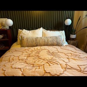 [Urban Outfitters] Margo Floral Tufted Comforter in Rose, Twin